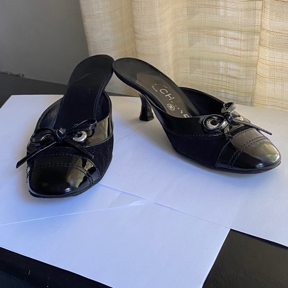 Chanel black leather patent mules heels slip on in slides 35.5 SANDALS pumps - Picture 3 of 9
